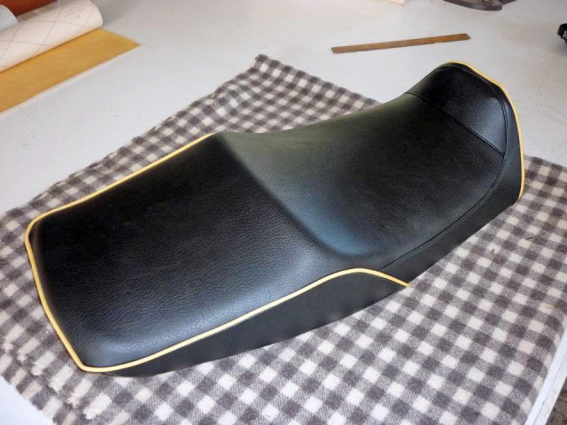 Réparation selle de moto en cuir noir filet jaune (7)
