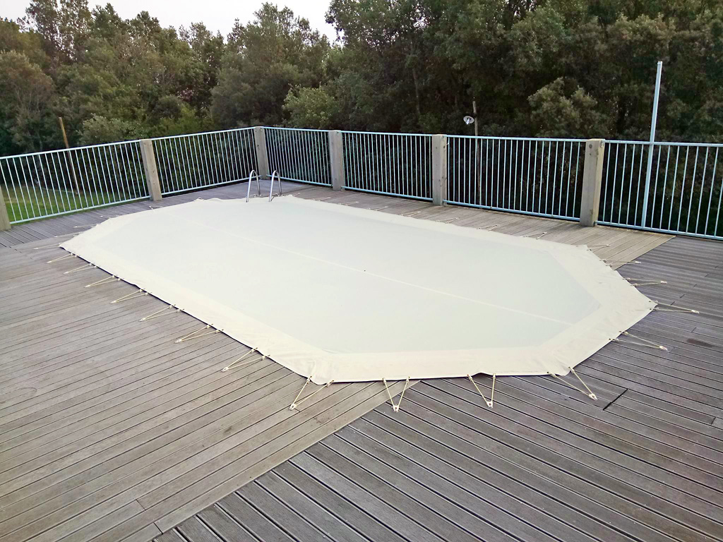 couv piscine filtrante sur mesure PVC Ferrari MiF grille 332 ivoire pitons alu inox pour bois