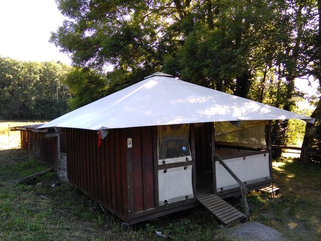 Confection d'une toiture en bâche pour bungalow