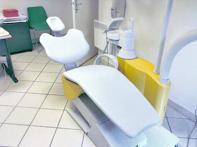 Réparation sellerie paramédicale table auscultation de dentiste (2)